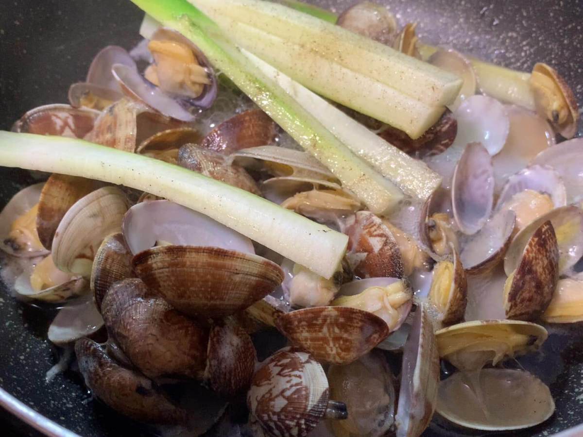 熊本県産アサリとウドの酒蒸し