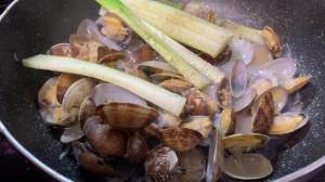 熊本県産アサリとウドの酒蒸し