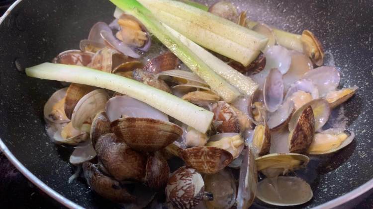 熊本県産アサリとウドの酒蒸し